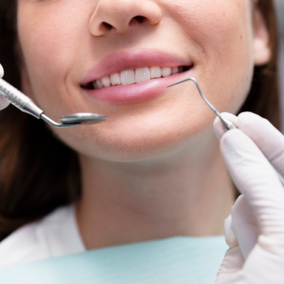 Instrumentos de higiene bucal en clínica odontológica